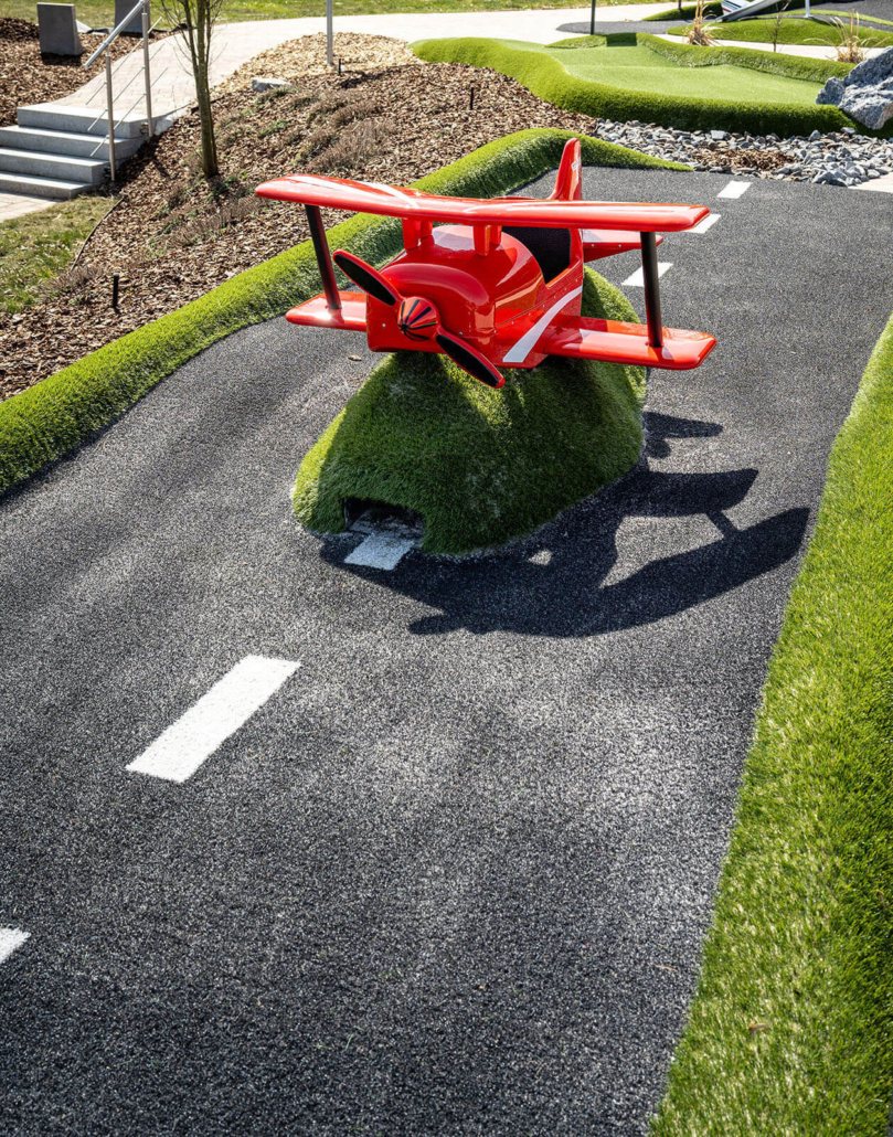 Adventuregolf am Flugplatz Nittenau-Bruck Bahn 4 - Der Hangar