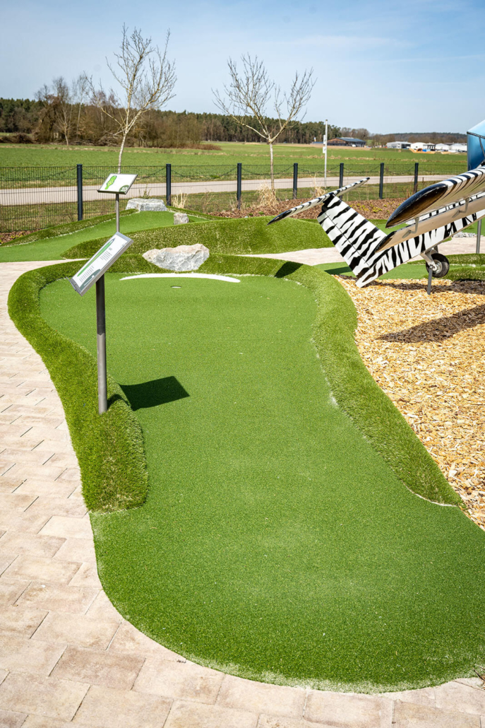 Adventuregolf am Flugplatz Nittenau-Bruck Bahn 7 - Die Graspiste
