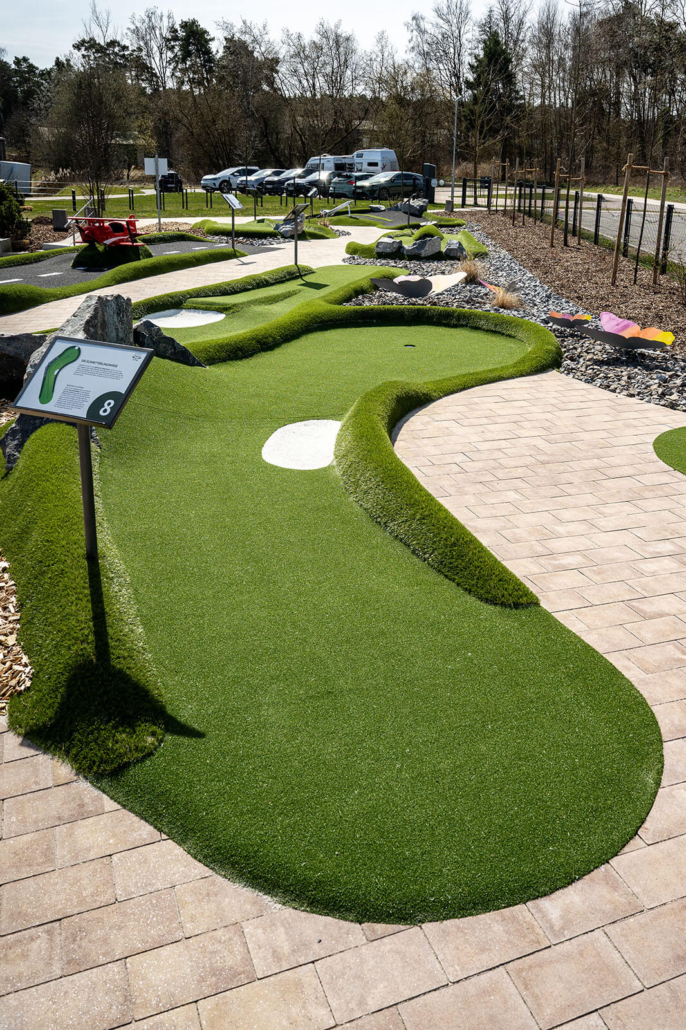 Adventuregolf am Flugplatz Nittenau-Bruck Bahn 8 - Die Schmetterlingswiese