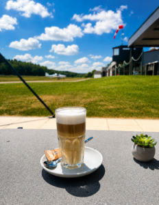 Cafe mit Ausblick aufs Vorfeld