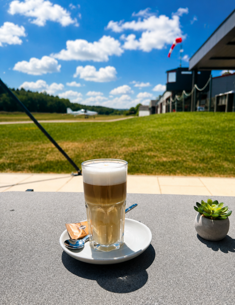 Cafe mit Ausblick aufs Vorfeld