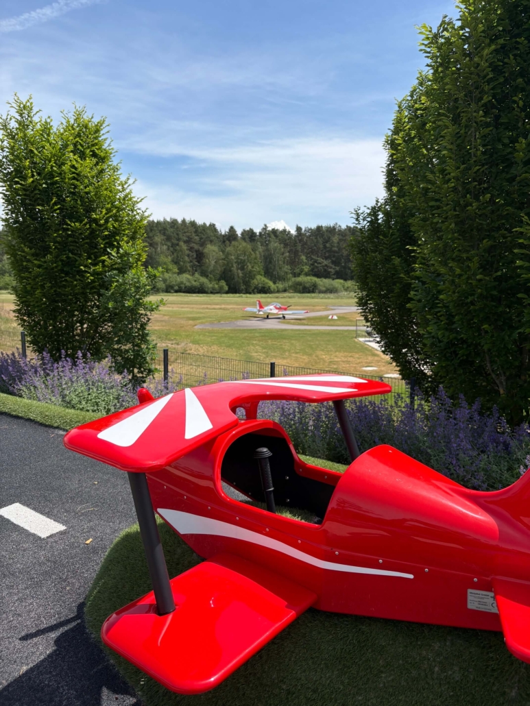 Startendes Flugzeug direkt neben der Adventuregolfanlage